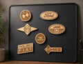 Drewniane magnesy z grawerem logo marek samochodowych – BMW, Ford, Nysa, Jawa, WSK, Polski Fiat, IFA/MZ