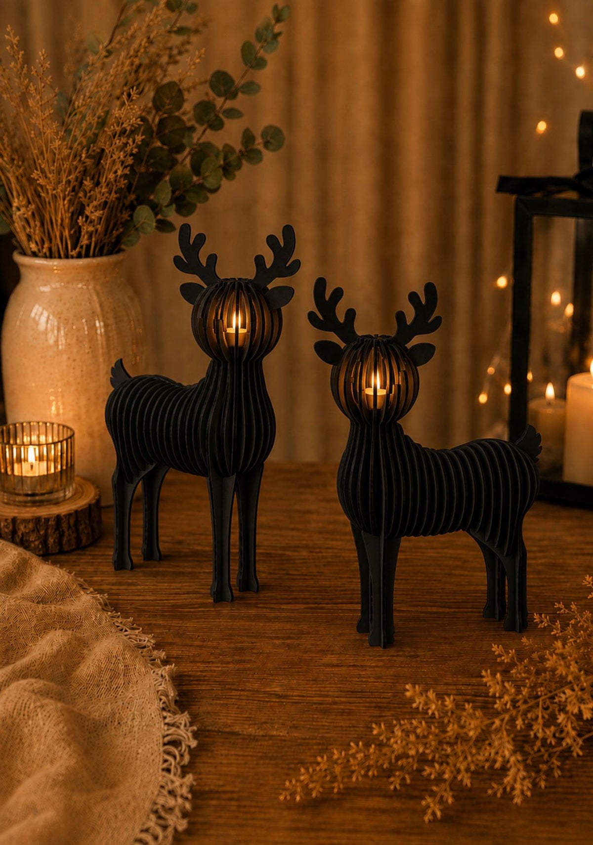 Drewniane świeczniki w kształcie stojących reniferów na tealight – dwa rozmiary, czarne, z płonącymi świeczkami LED